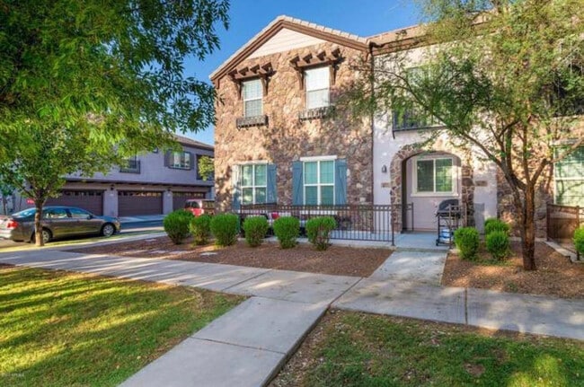 Building Photo - 2726 S Equestrian Dr