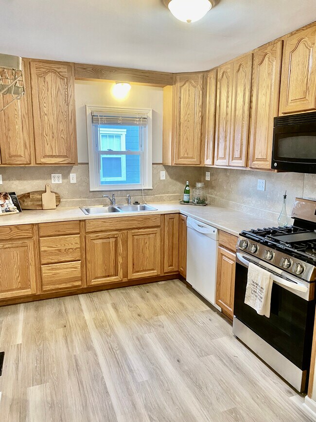 Pretty updated kitchen with awesome stove - 5223 Ralston Ave