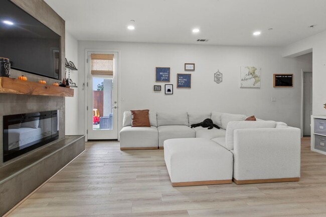 Building Photo - 4463 Manzanita St