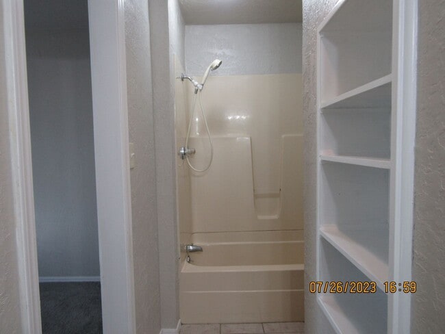 Building Photo - Very nice townhome located in the Heritage...