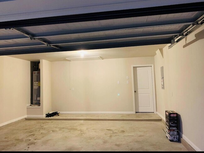 Building Photo - 808 Fallbrook Dr