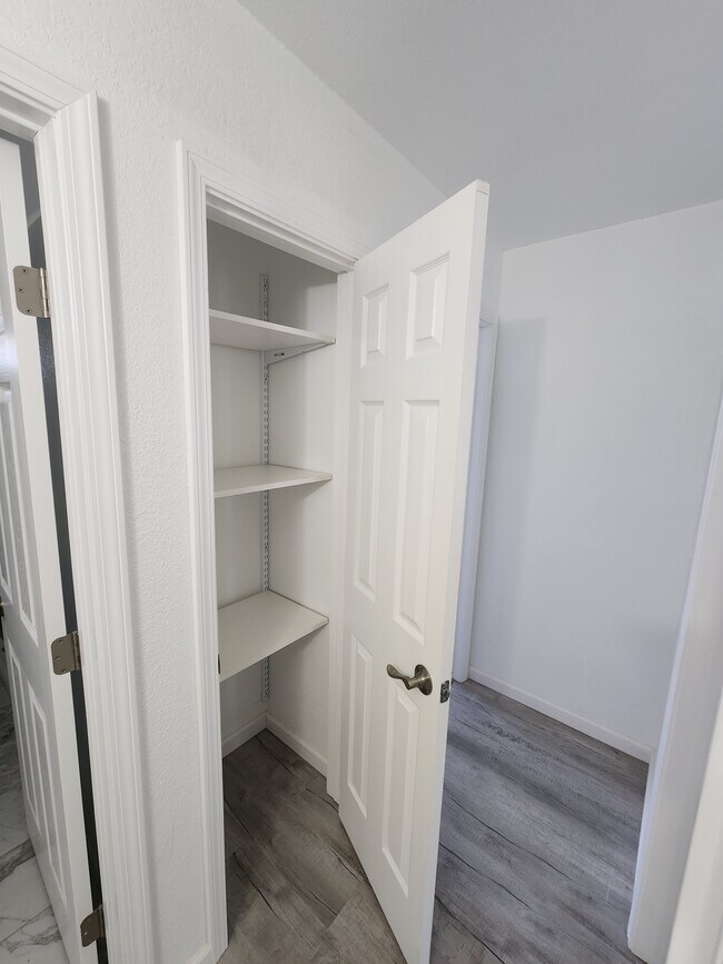 Building Photo - 830 N Ferger Ave