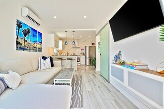 Building Photo - 732 Ventura Pl