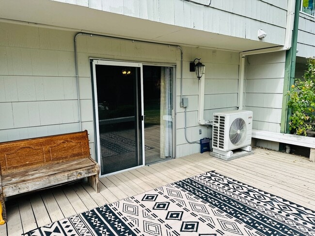 Building Photo - Charming Condo Conveniently Located