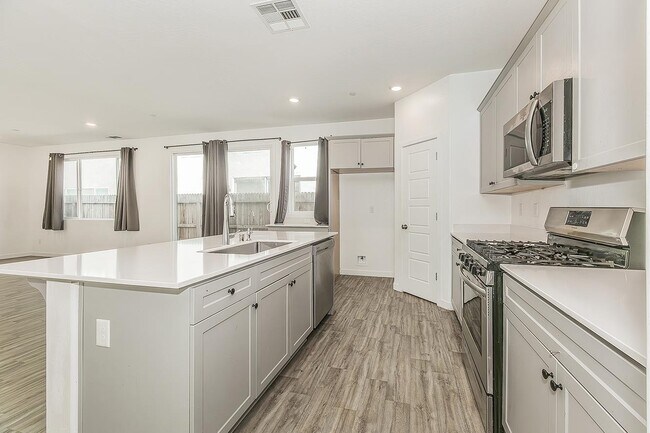 Building Photo - 2844 N Vahe Ave