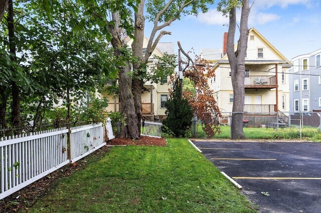 Building Photo - 60 Lithgow St