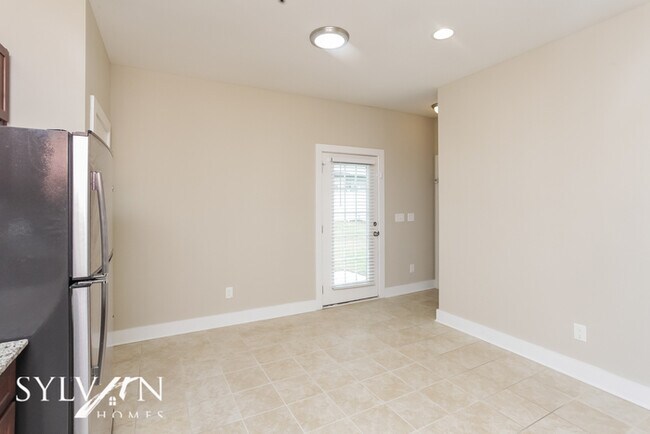 Building Photo - This delightful 3BR 2.5BA is a gem