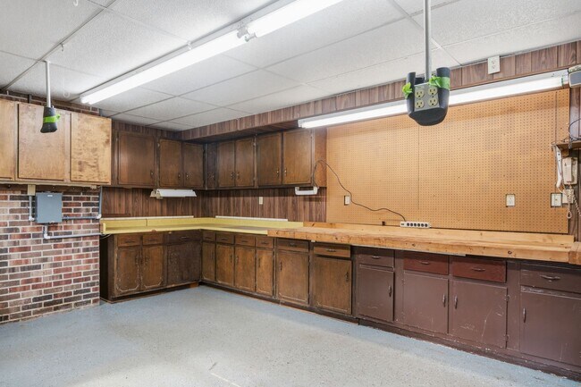 Building Photo - Spacious 5-Bedroom Home in Prestigious Blacksburg Country Club Estates