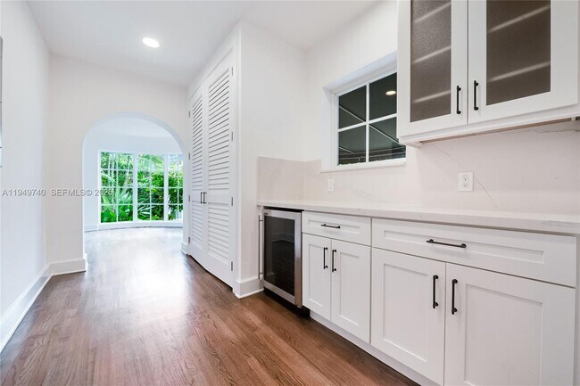 Building Photo - 512 Majorca Ave