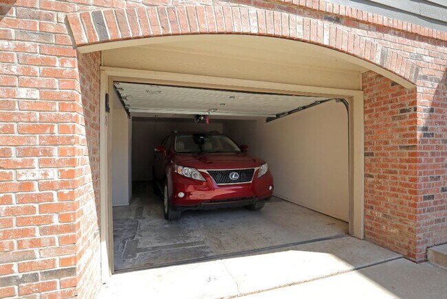 Building Photo - Beautiful large 2-bedroom 2 baths with 1 car garage in Mid Town Tulsa!!