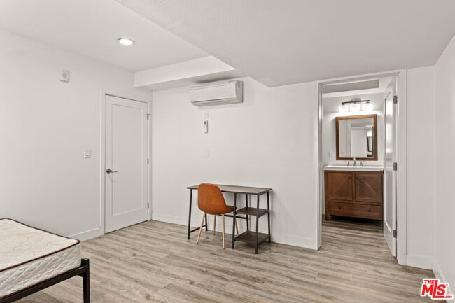 Building Photo - 1147 W 37th St