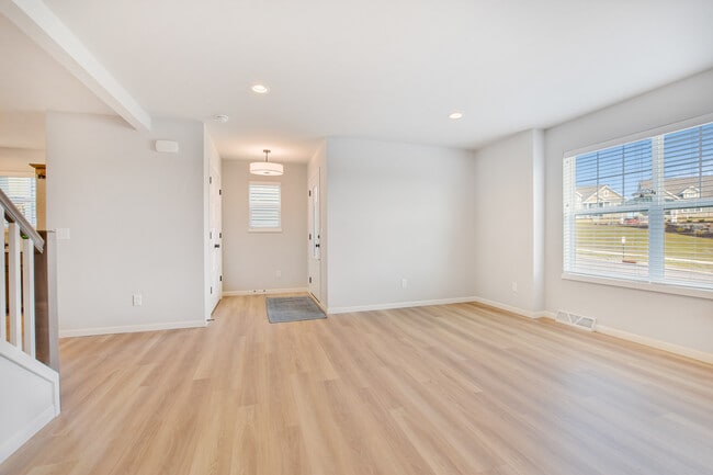 Building Photo - 671 Hillcrest Dr