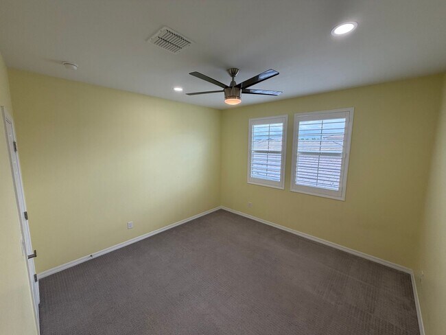 Building Photo - 1322 E Gemini Pl