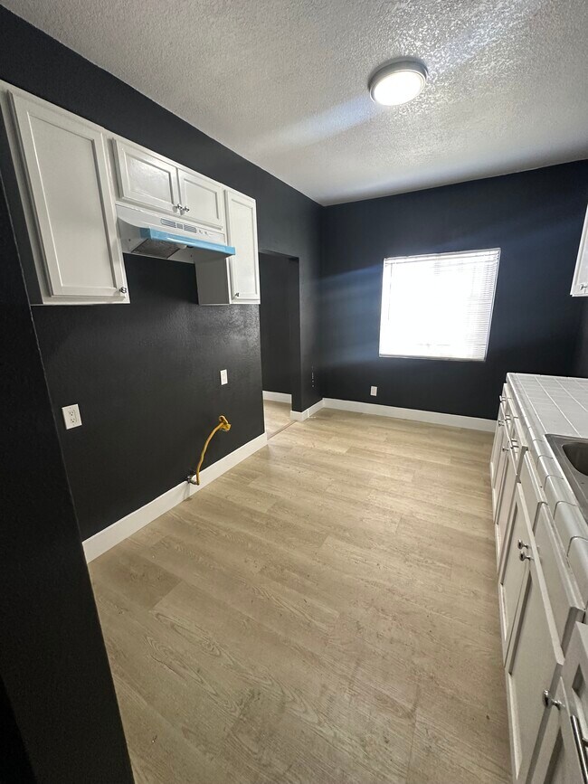 Building Photo - 248 E 54th, Los Angeles