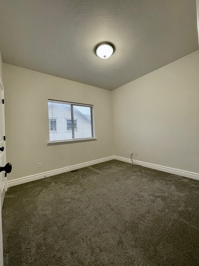 Building Photo - 3989 E Yakima Way