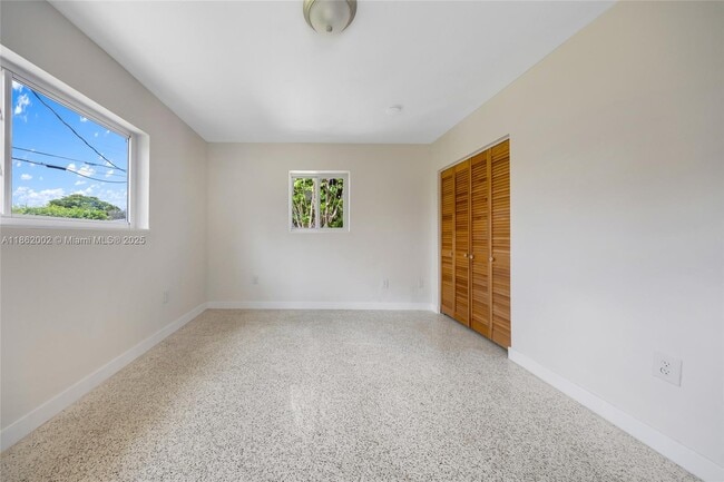 Building Photo - 1096 Raven Ave