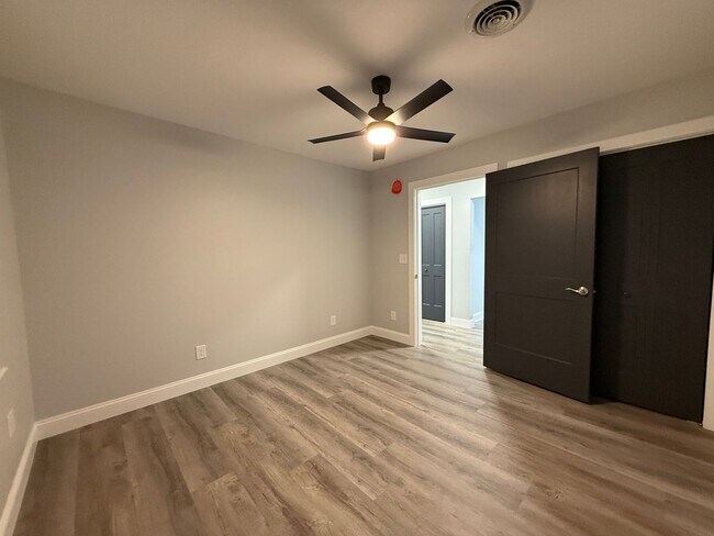 Building Photo - 313 E Bernard Ave