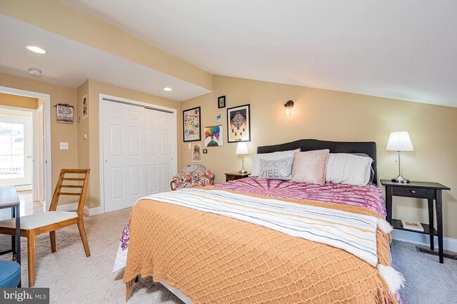 Private 3rd floor bedroom - 217 S Regester St