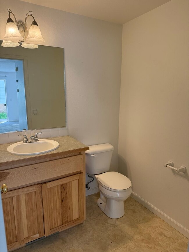 Building Photo - 2 Bed/2 Bath Apartment Located Near OSU/COCC Campus - Attached Garage