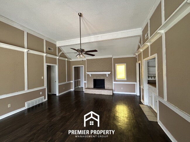 Building Photo - Beautiful 3BR/2BA Near Southwind | 1,681 Sq Ft, Vaulted Ceilings, Hardwood Floors & Garage