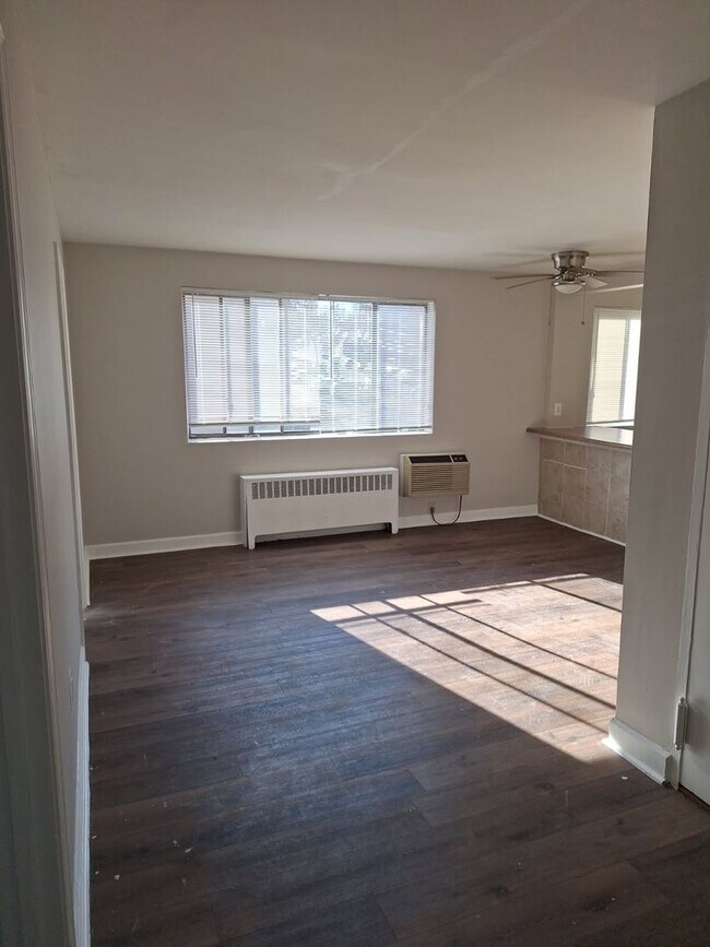 Building Photo - Affordable 2-Bedroom Apartment in Southwes...