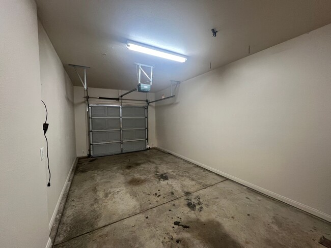 Building Photo - 3 bed, 3 bath Twin-home