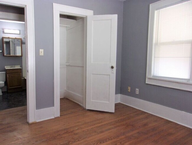 Building Photo - 1 BED 1 BATH 1 CAR DETACHED GARAGE CRESTWO...