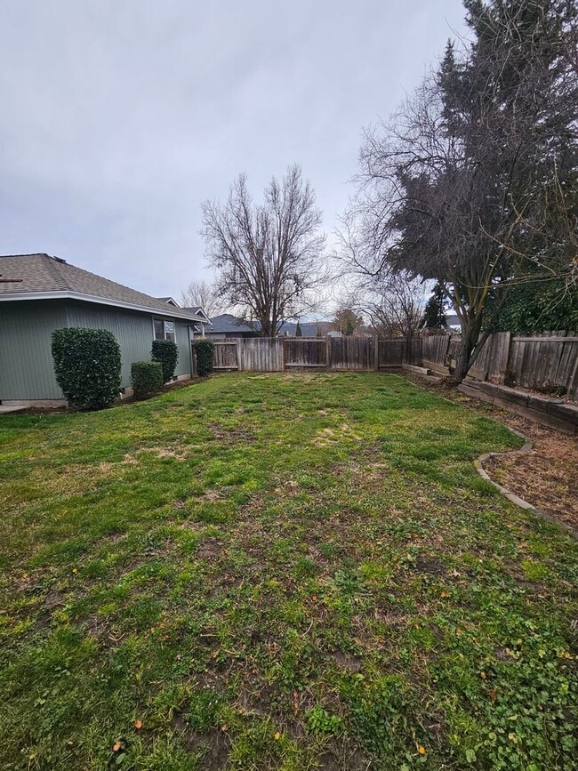 Building Photo - Lovely Central Point Home in Convenient Location