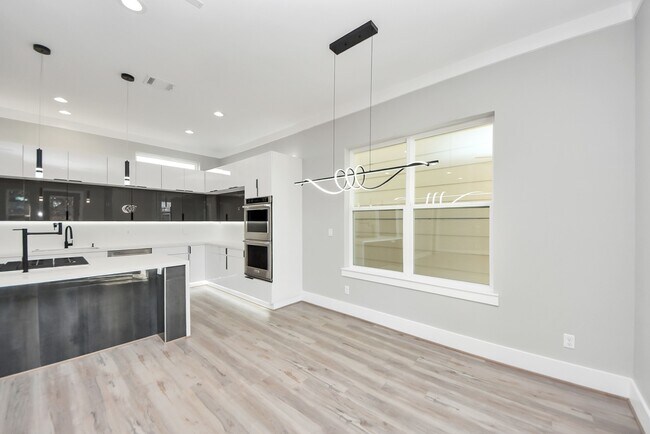 Building Photo - 602 W 28th St