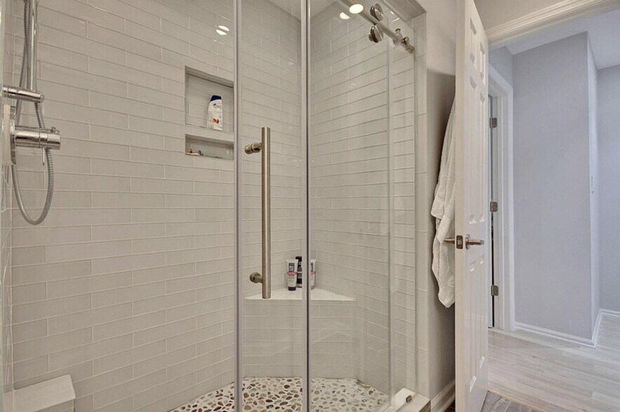 Building Photo - 169 1/2 King St