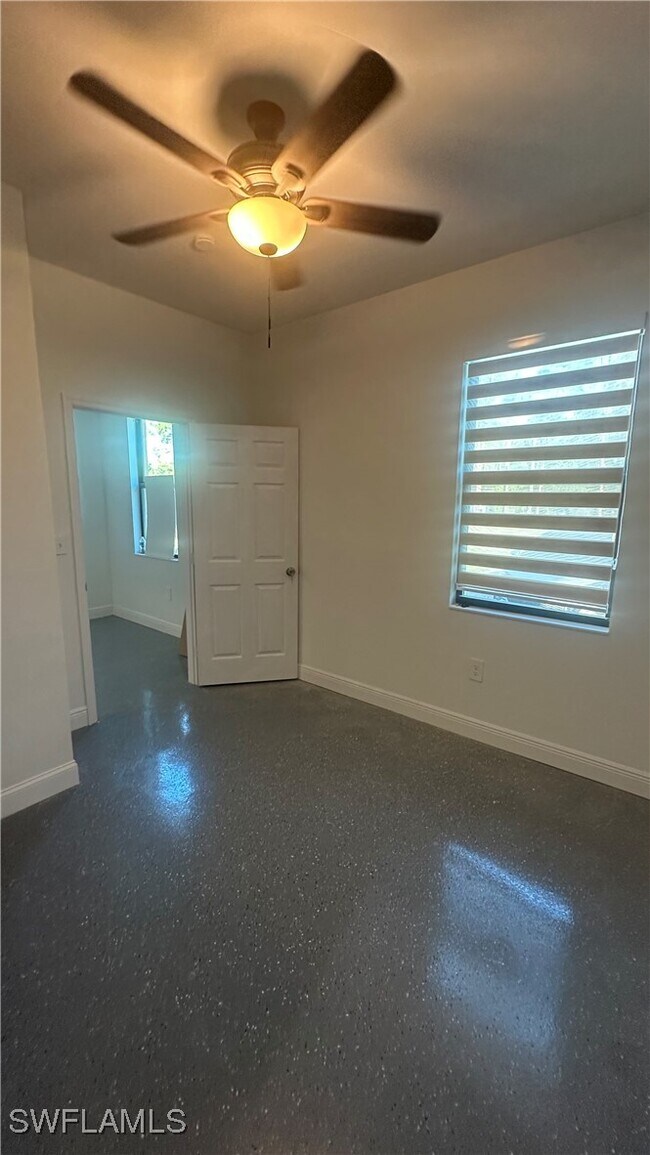 Building Photo - 2167 Della Dr