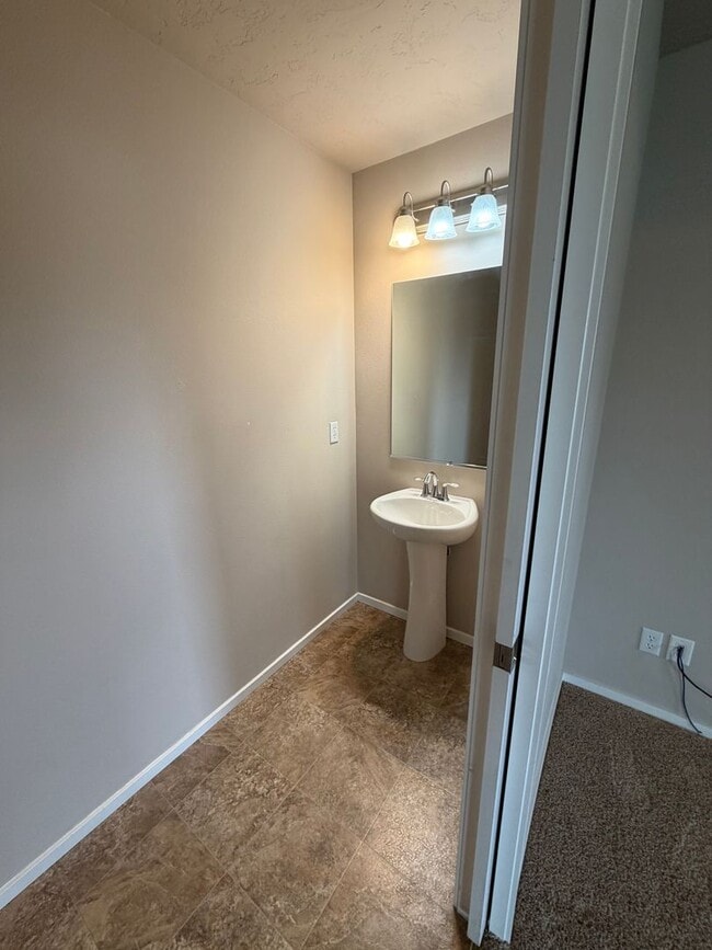 Building Photo - Check out our move in special on this charming Very Spacious 2-Story Home for Rent in Pasco, WA!