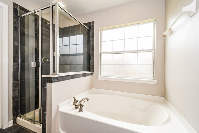 Building Photo - 2285 Brian Lakes Dr E