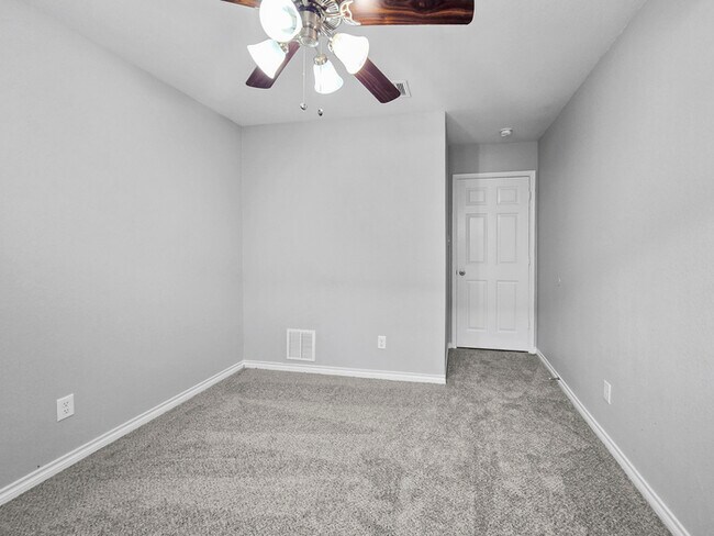 Building Photo - 1332 Dreiss St