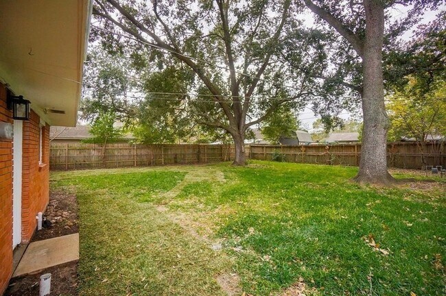 Building Photo - 1941 Heights Dr