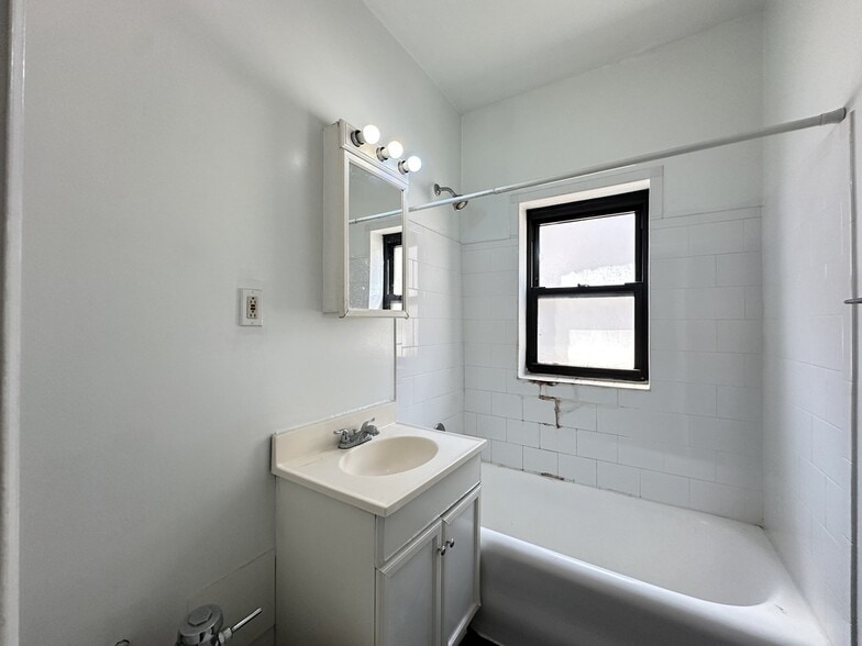 Building Photo - 562 W Arlington Pl