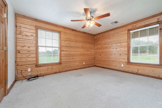 Building Photo - 10 acres with 3/2 cabin for rent in Navaso...