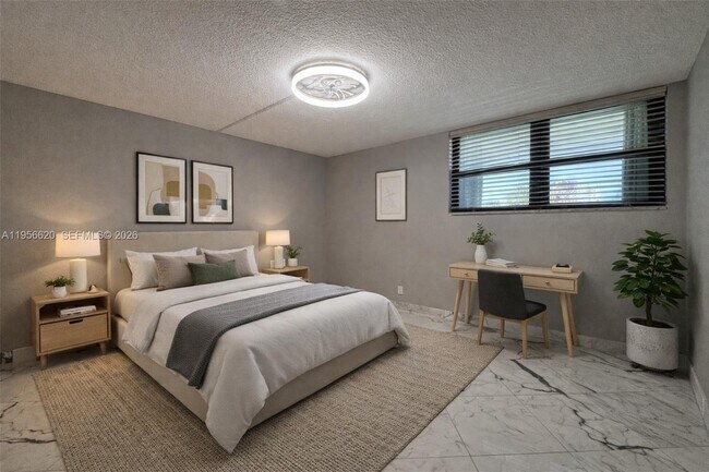 Building Photo - 4800 Bayview Dr