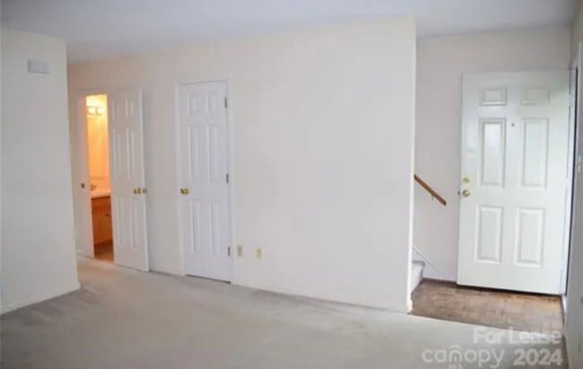 Building Photo - Private 2BD/1.5BA Townhouse in Prime NW Hi...
