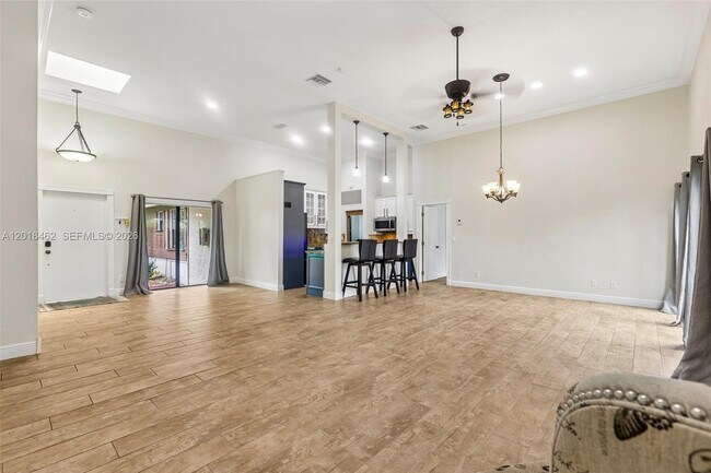 Building Photo - 2731 Parkview Dr S