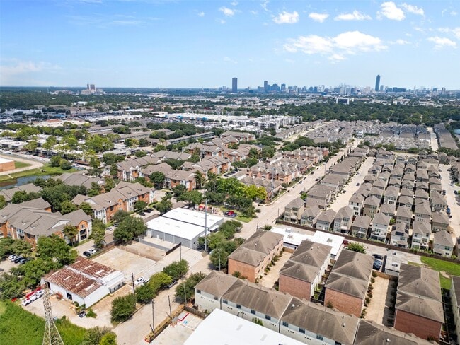 Building Photo - 8715 Meadowcroft Dr