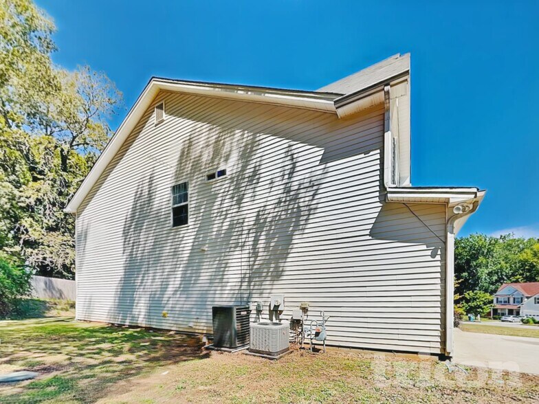 Building Photo - 201 Sandstone Dr