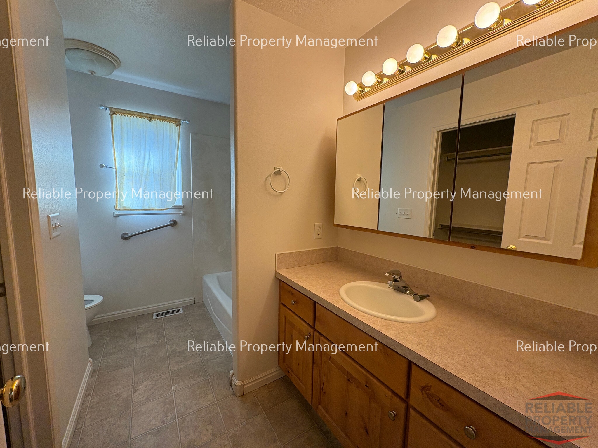 Building Photo - 1400 Falcon Dr