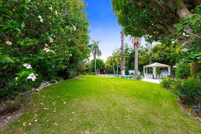 Building Photo - 4 bed 3 bath POOL on HUGE Lot!