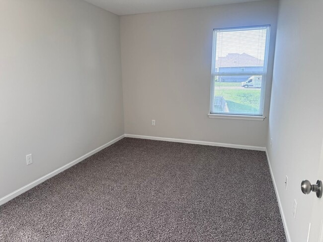 Building Photo - 3 Bed | 2.5 Bath | 2 Car Garage Townhome in Grain Valley w/ Special
