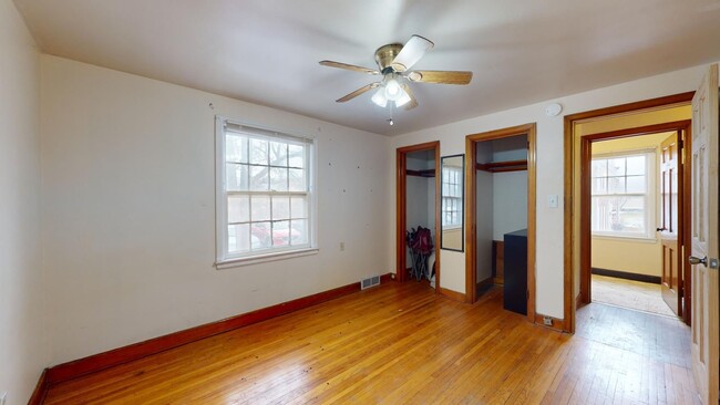 Building Photo - AVAILABLE AUGUST 1st! 3 Bedroom Duplex In ...