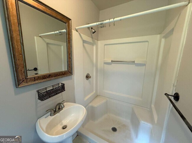 Building Photo - 3155 Oak Dr