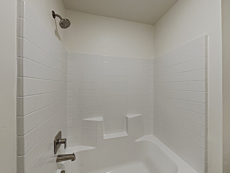 Building Photo - 954 N Barkvine Ave