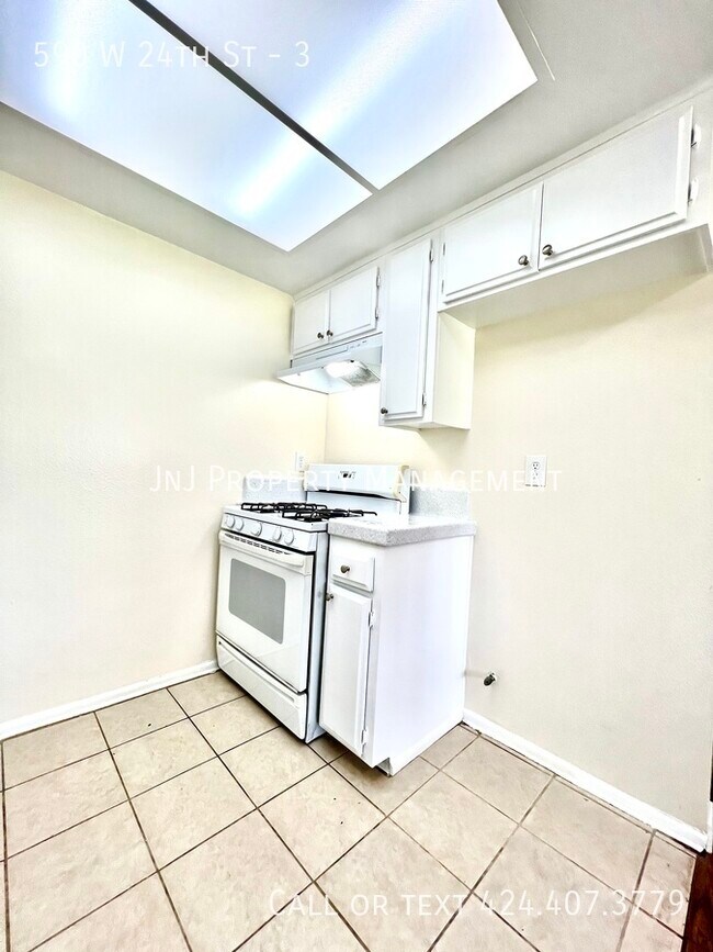 Building Photo - 590 W 24th St