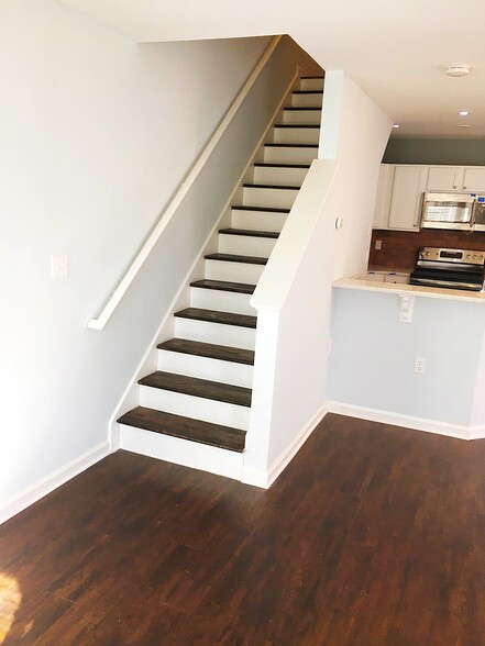 Building Photo - 190 Hutchinson St NE